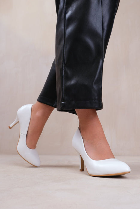 PAOLA MID HIGH HEEL COURT PUMP SHOES WITH POINTED TOE IN WHITE FAUX LEATHER - BritishGram.com