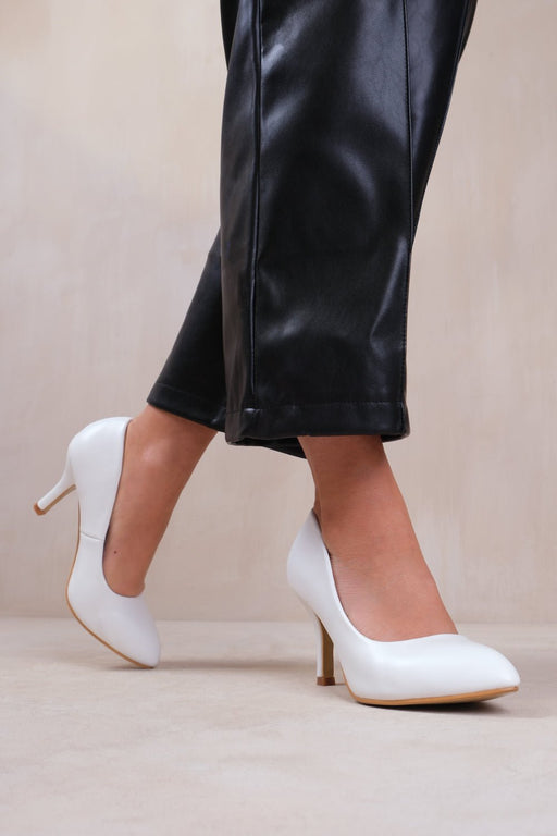 PAOLA MID HIGH HEEL COURT PUMP SHOES WITH POINTED TOE IN WHITE FAUX LEATHER - BritishGram.com